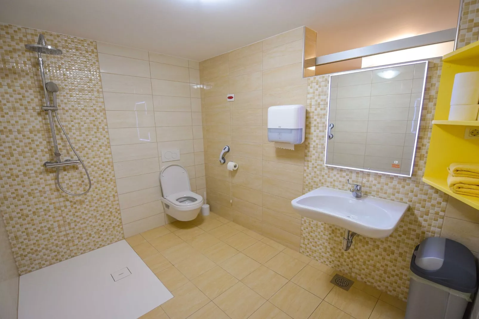 Cozy Luxe Holiday Home with Natural Thermal Bath - Seven Bedroom Holiday Home-Salle de bain