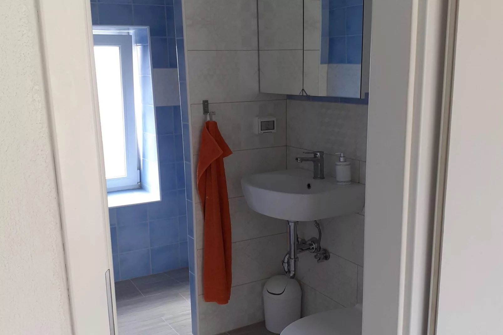 Secluded Authentic Apartment with Terrace - Studio Apartment with Terrace-Badezimmer