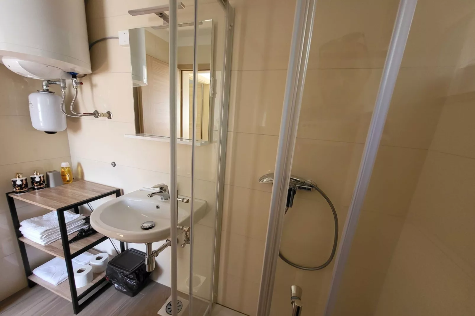 Peaceful Countryside Holiday Home with Terrace - One Bedroom Holiday Home with Terrace-Bathroom