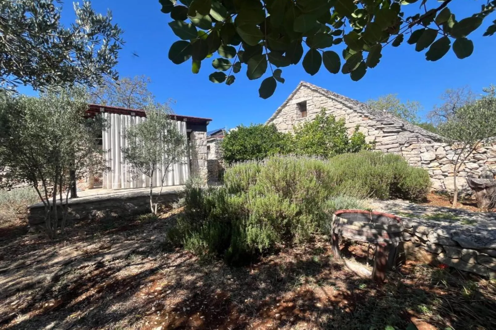 Romantic Stone House and Yard Near Stunning Beach - Two Bedroom Holiday Holiday Home  with  Patio and Terrace-Im Freien