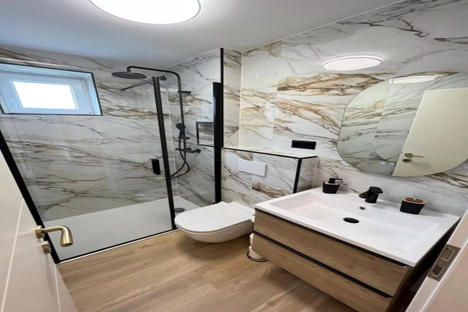 Four-Bedroom Apartment With Sea View-Badezimmer