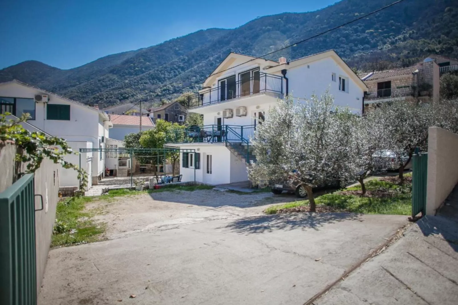 Charming Seaside Escape in Kotor - One Bedroom Apartment with Garden 3-Im Freien