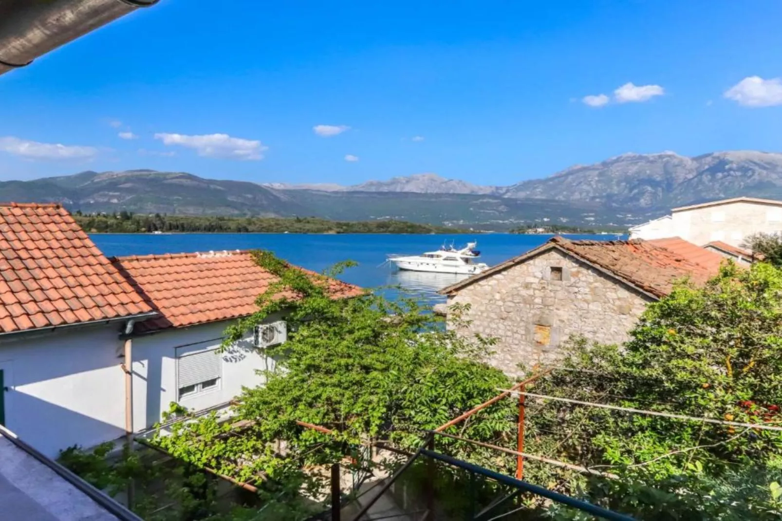 Beachfront Escape – Steps from the Crystal-Clear Sea - One Bedroom Apartment 2-Im Freien