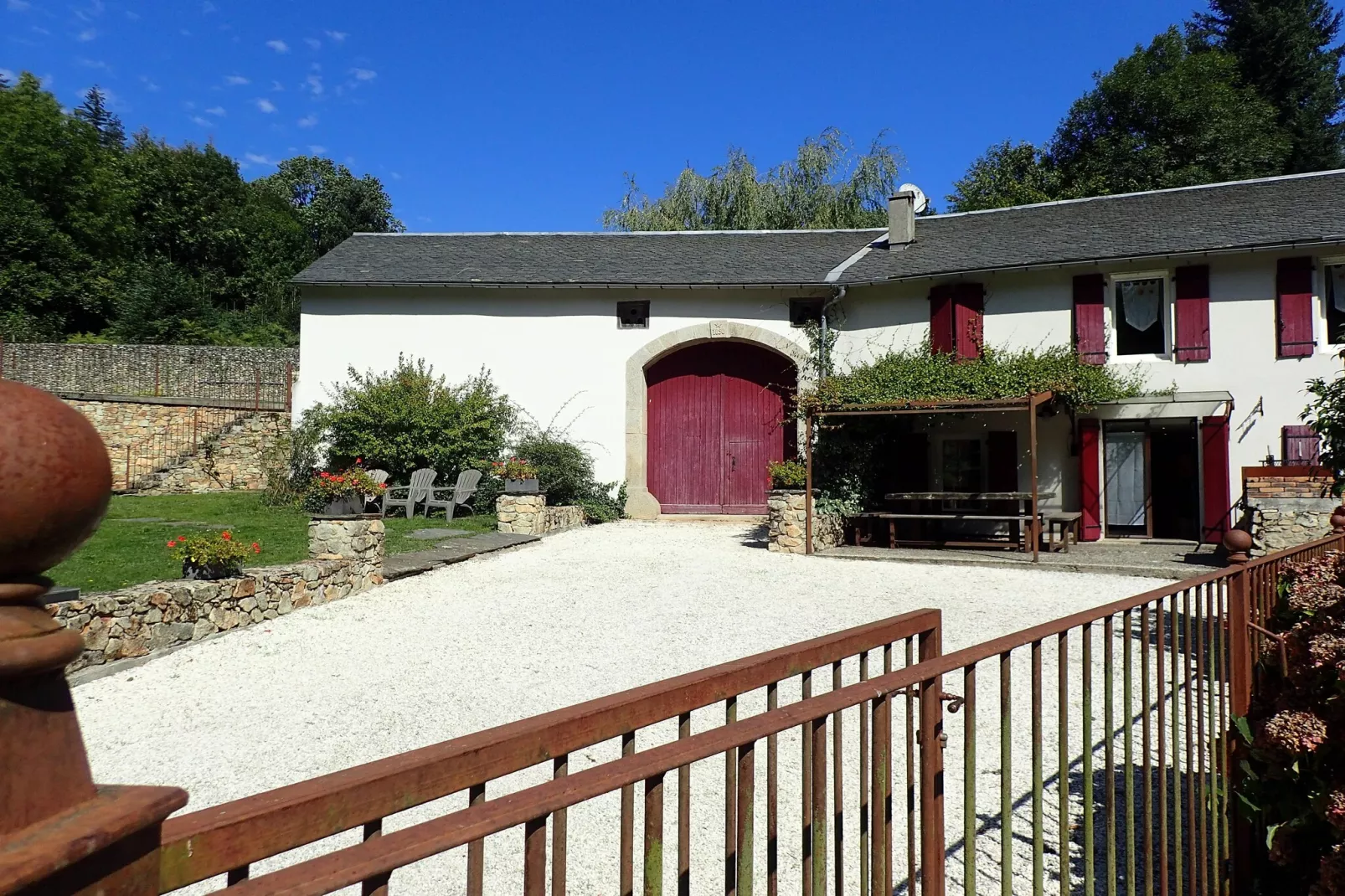 Gite du Pantouquet-View in summer