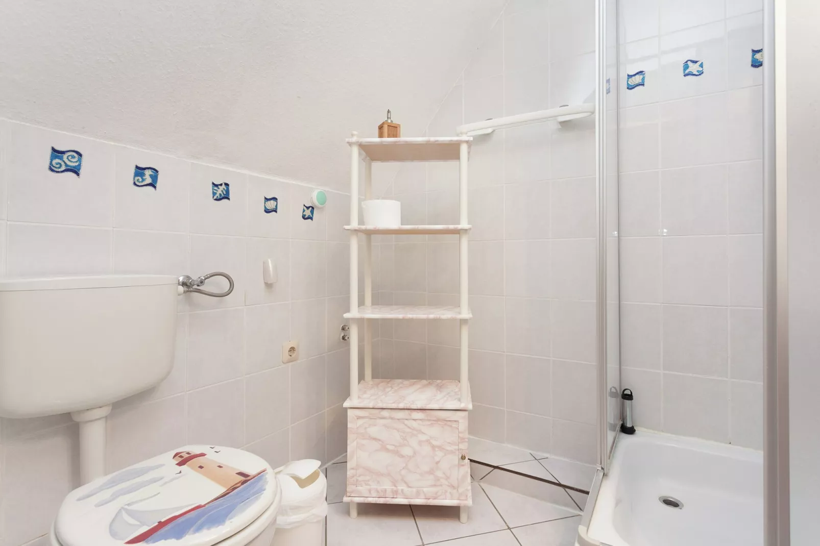 Ferienwohnung mit Kamin Am Waldrand-Badezimmer