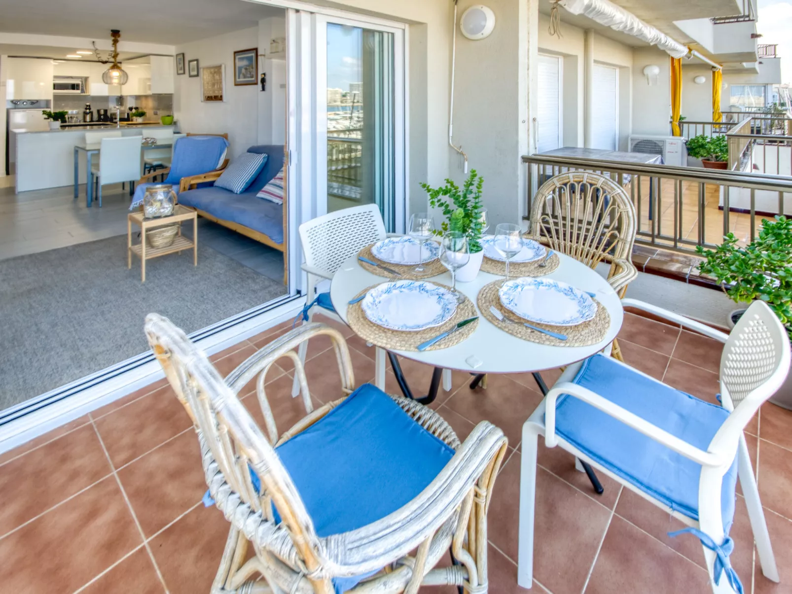 Port L'escala-Outside