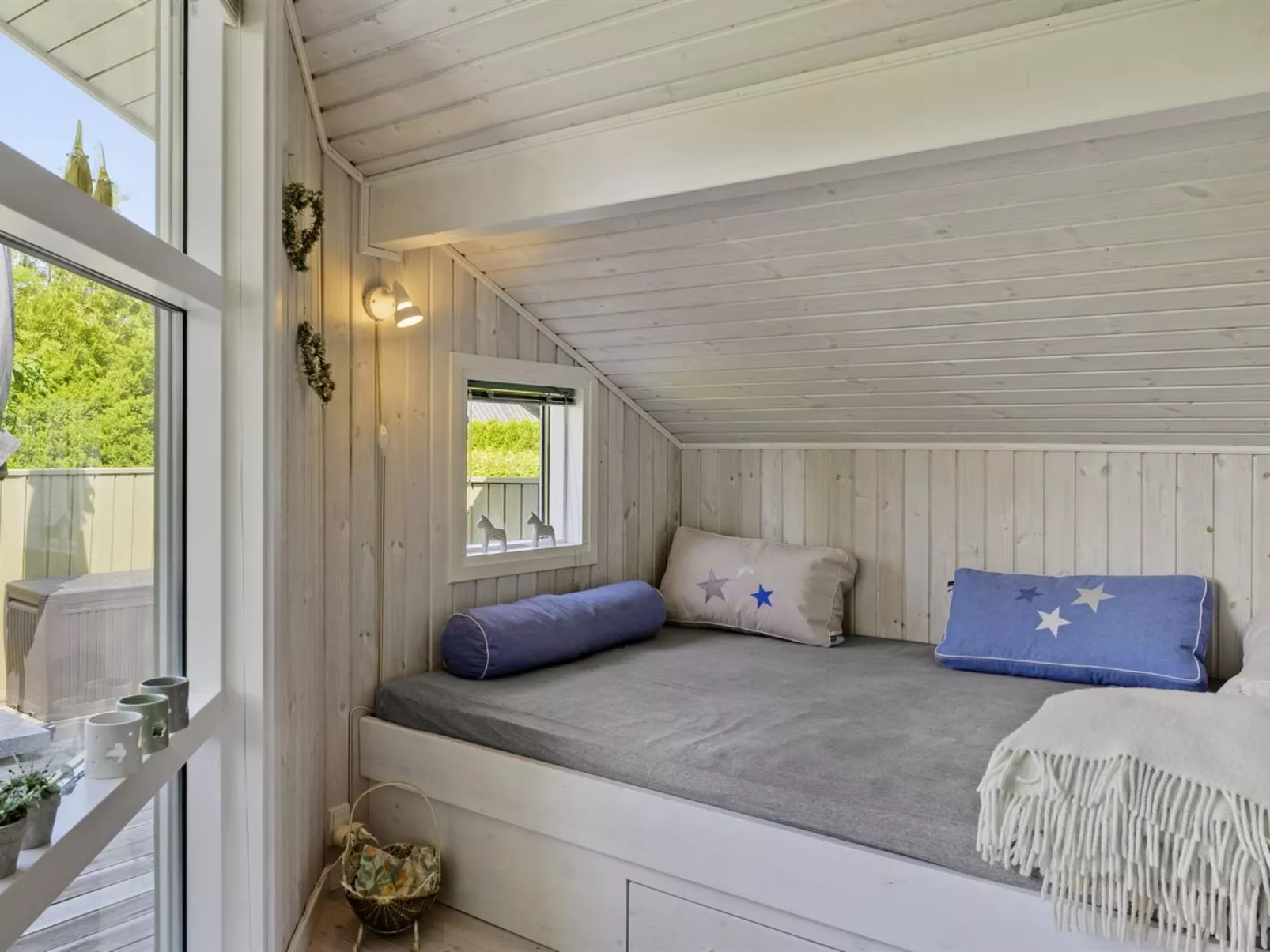 "Erok" -  from the sea-Drinnen