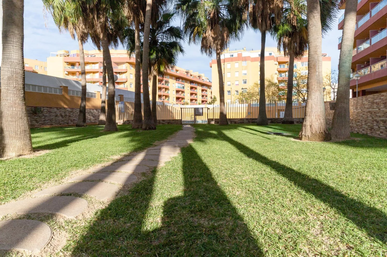 CT 386 AL - Faro's Roquetas Beach Apartment-Garten Sommer