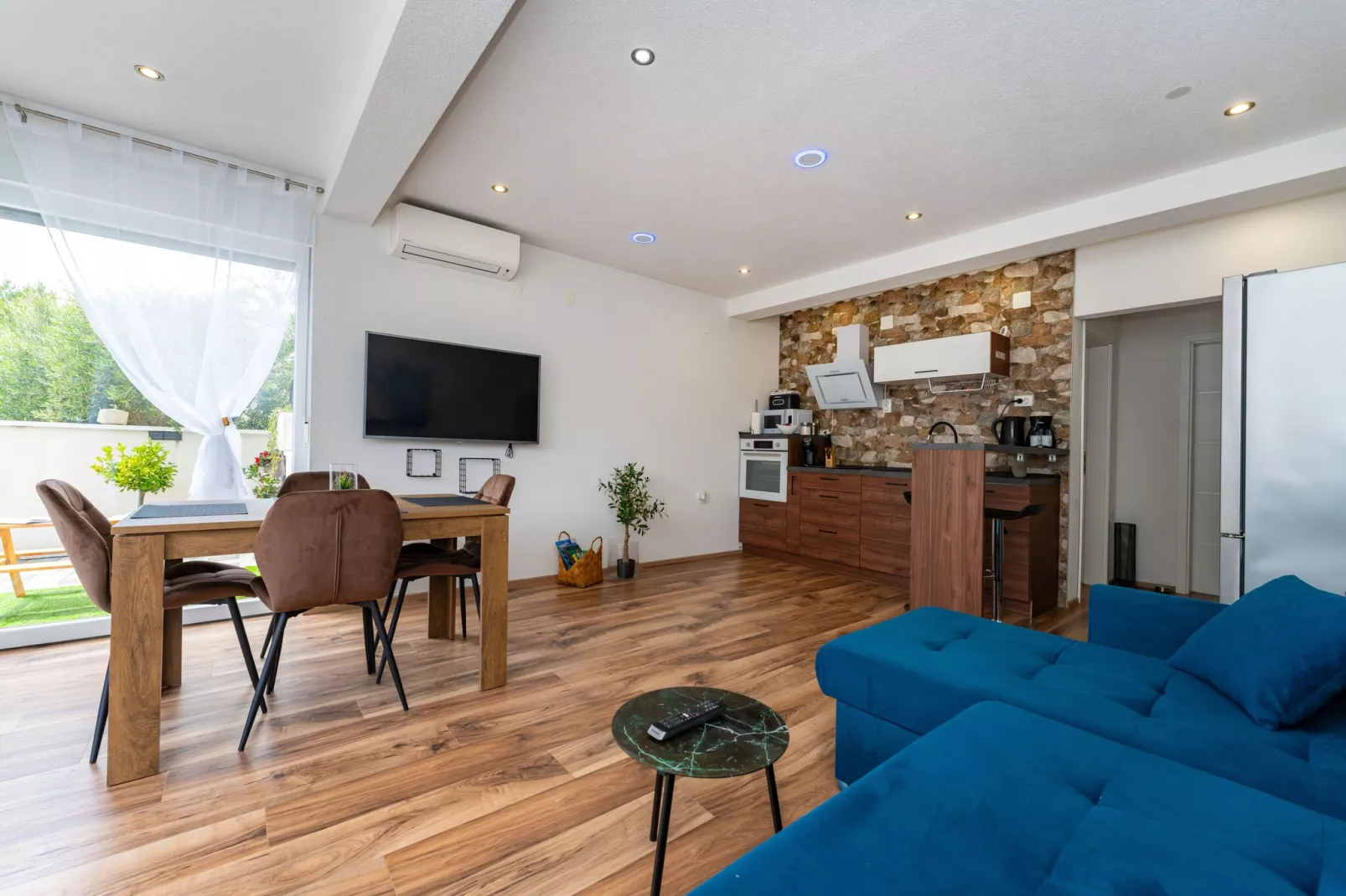 Apartment Nikita with private pool-Dining room