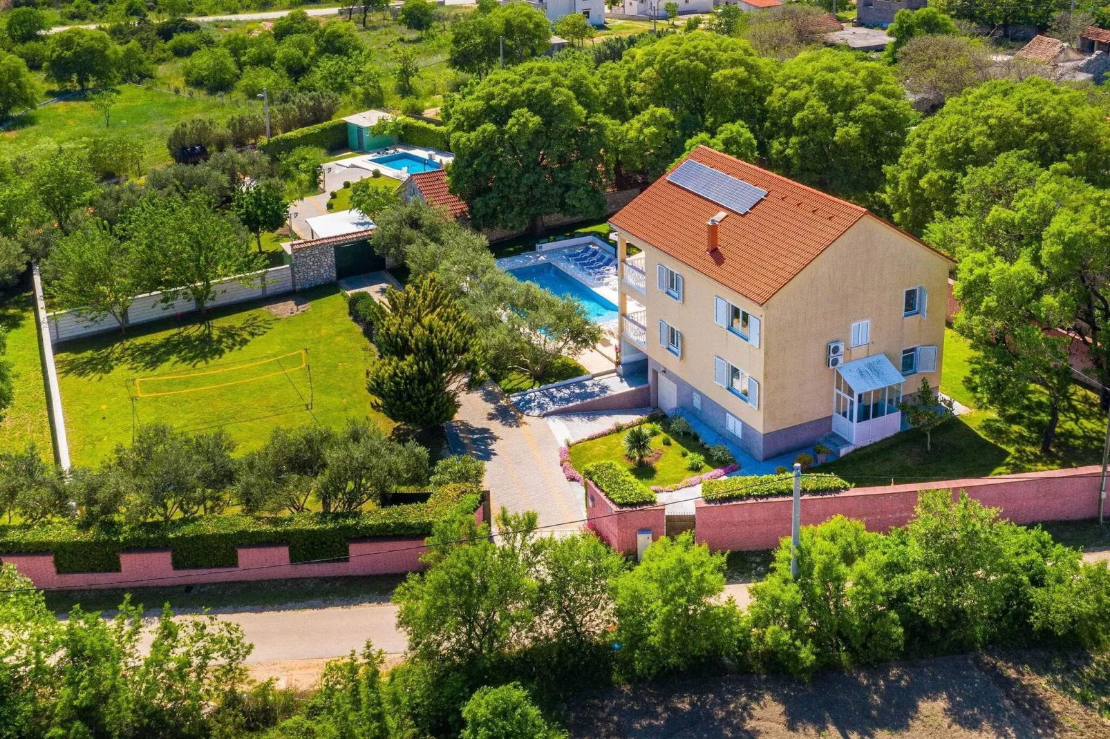 Momo´s Paradise-Exterior in summer