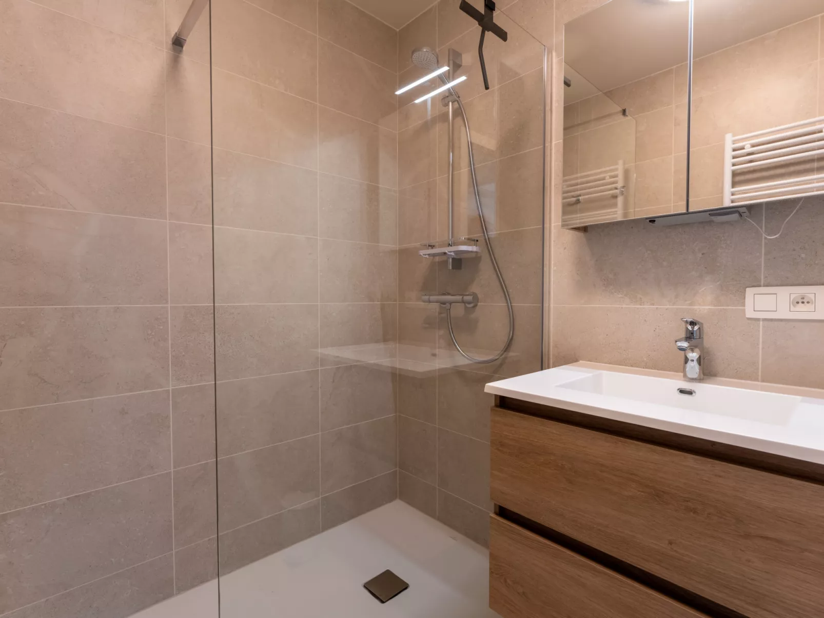 The Waves with parking-Dedans