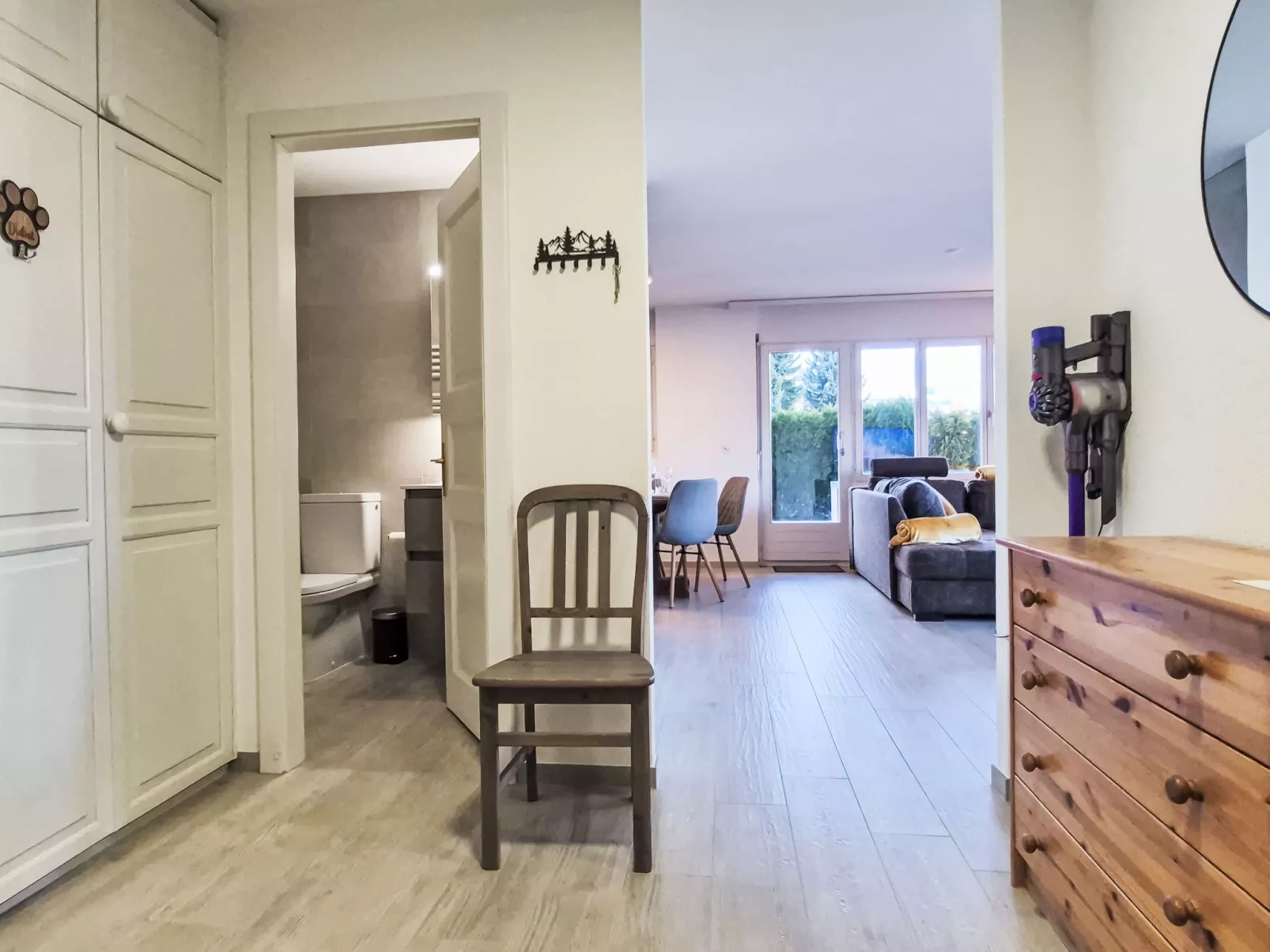 Ambassador 2/1-Inside