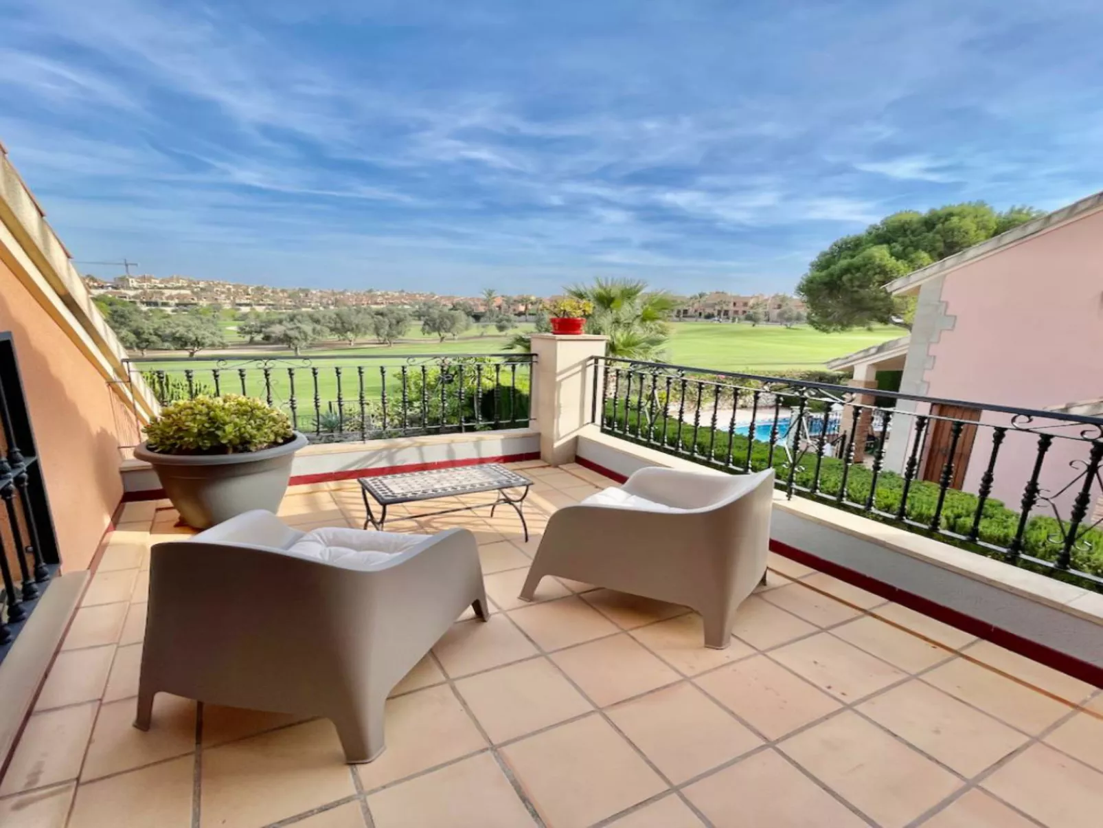 La Finca Frontline-Drinnen