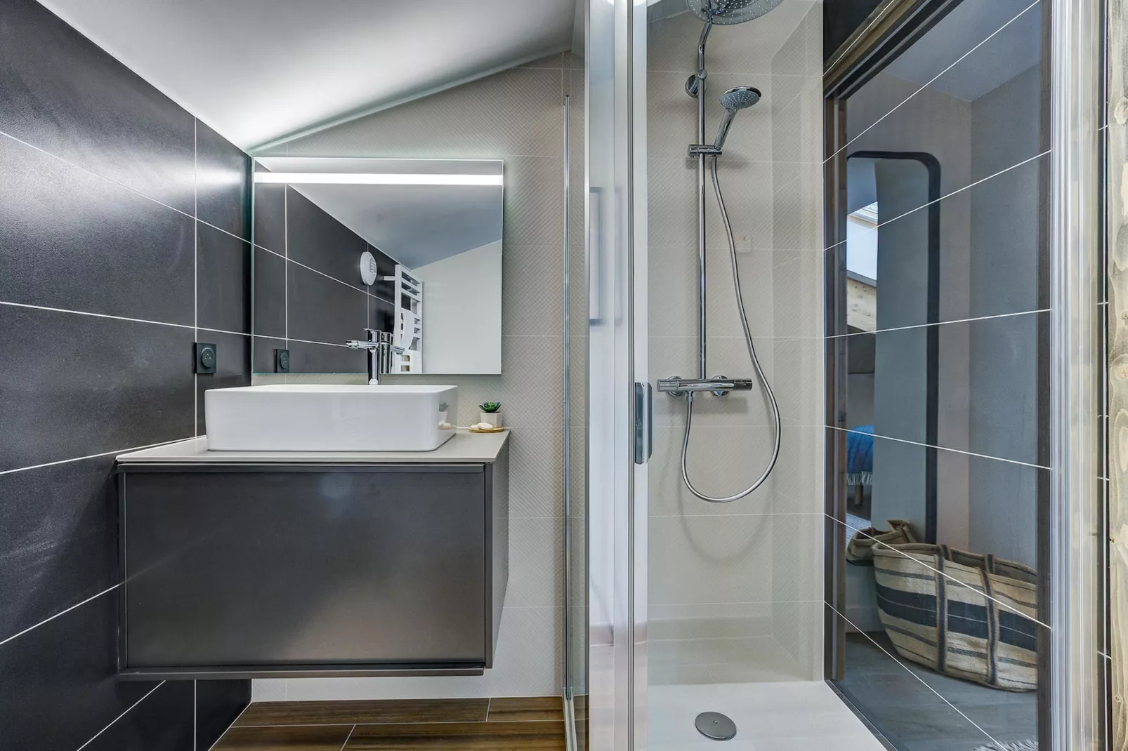 White Pearl A36-Bathroom