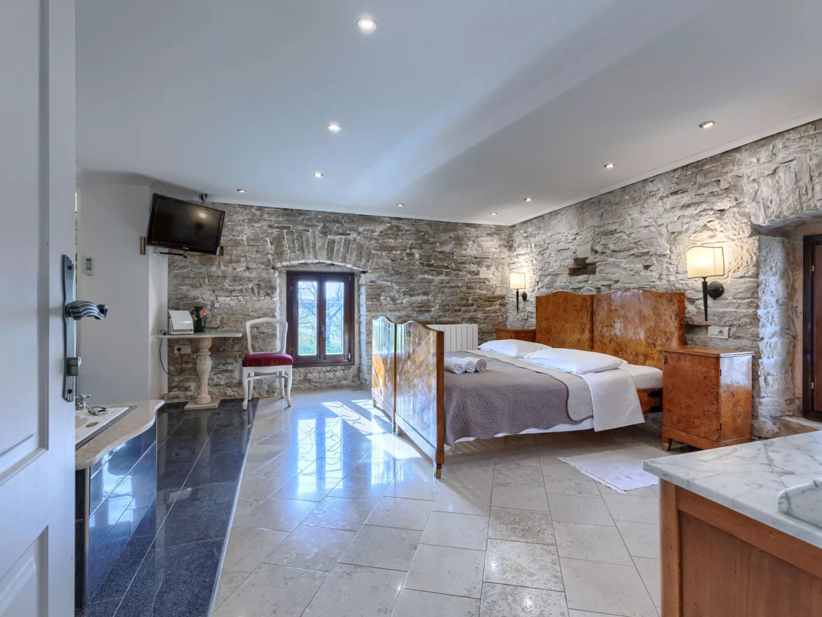 Golden Roots-Drinnen