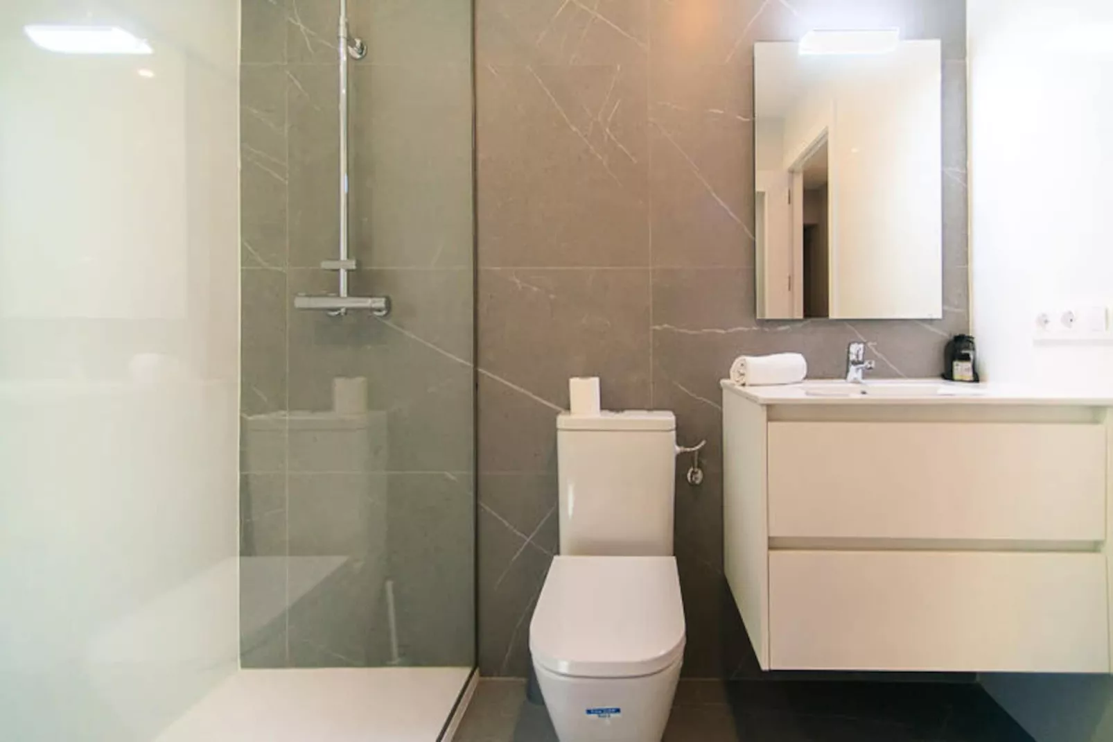 Maison à Roses-Untagged