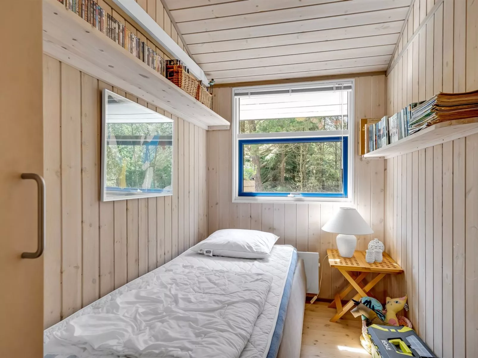 "Hakan" - 4km from the sea-Inside