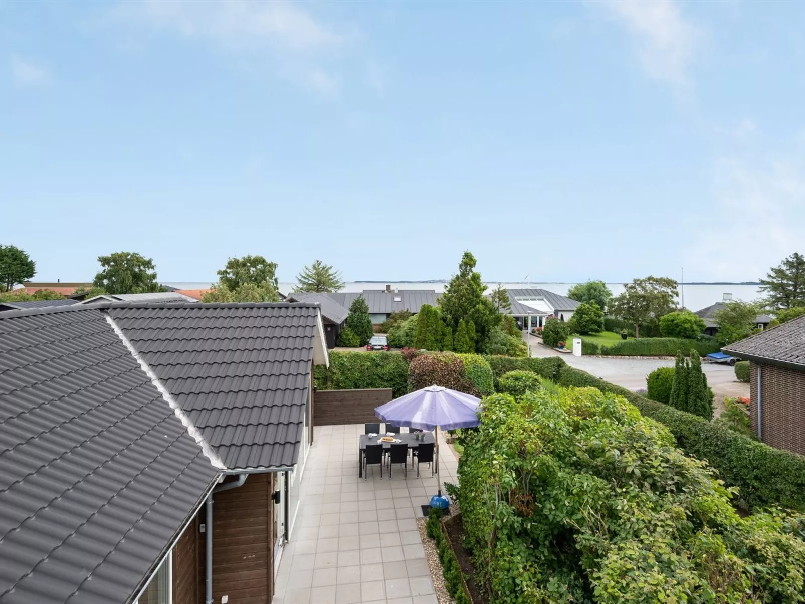 "Regni" - 300m to the fjord-Outside