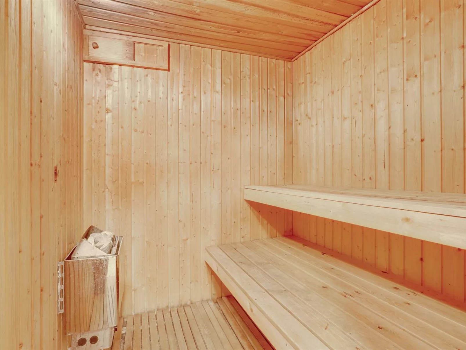 "Rahild" - 2km to the fjord-Inside