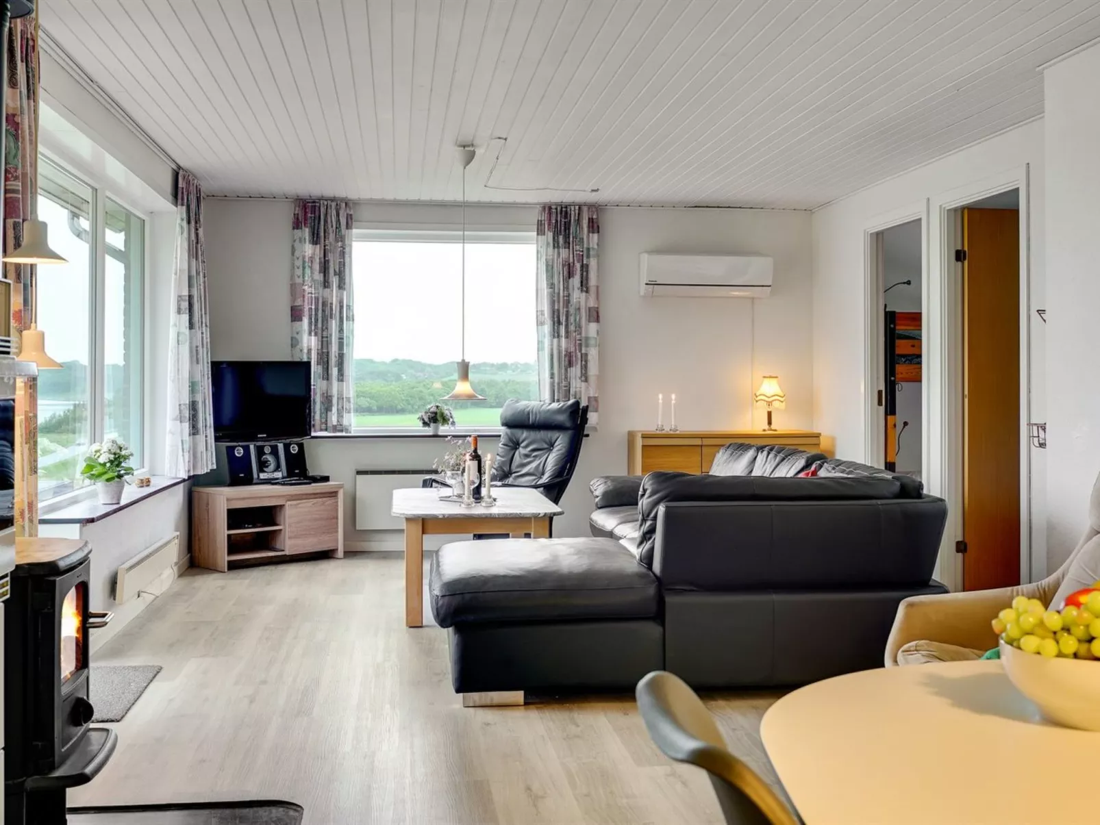 "Ephra" - 250m to the fjord-Drinnen