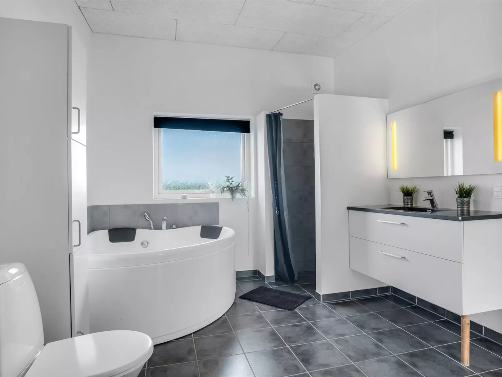 "Eloise" - 50m to the fjord-Drinnen