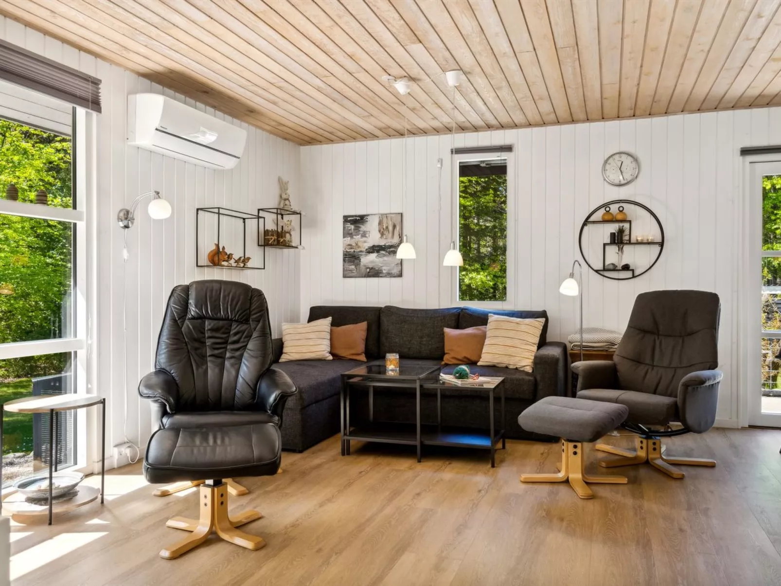 "Hunding" - 7km from the sea-Inside