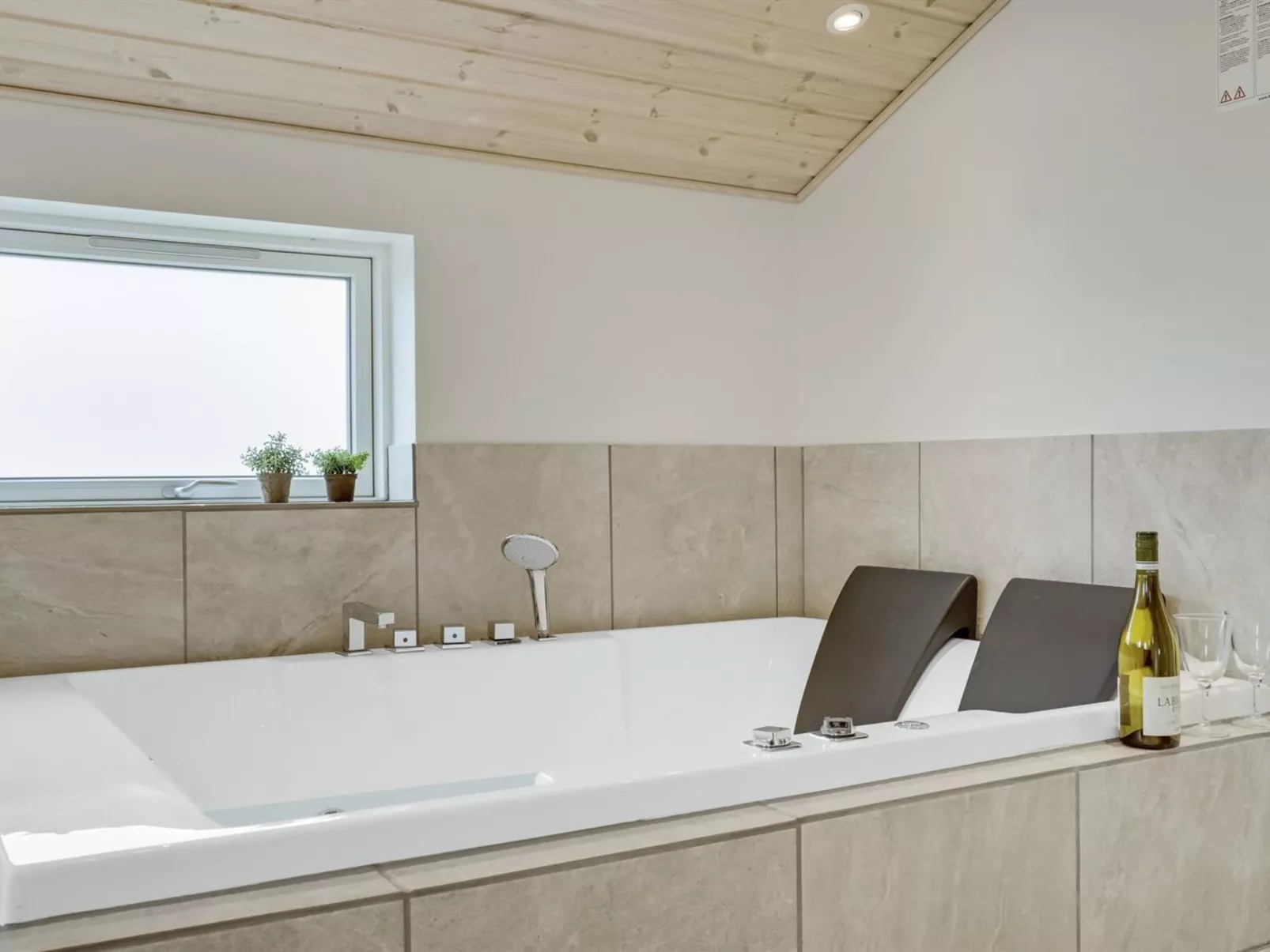 "Mavis" - 800m from the sea-Inside