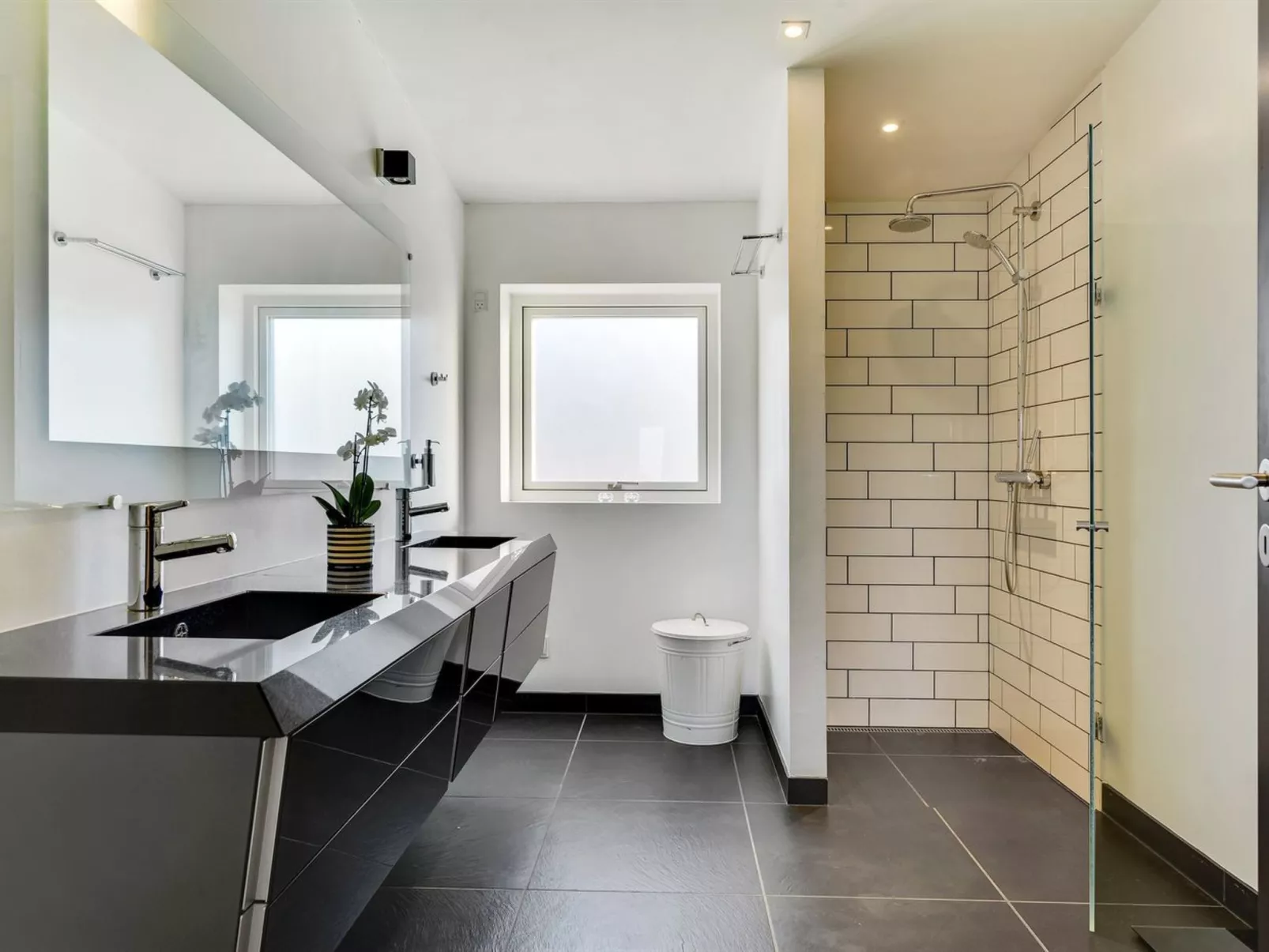 "Ermelinda" - 900m to the fjord-Drinnen