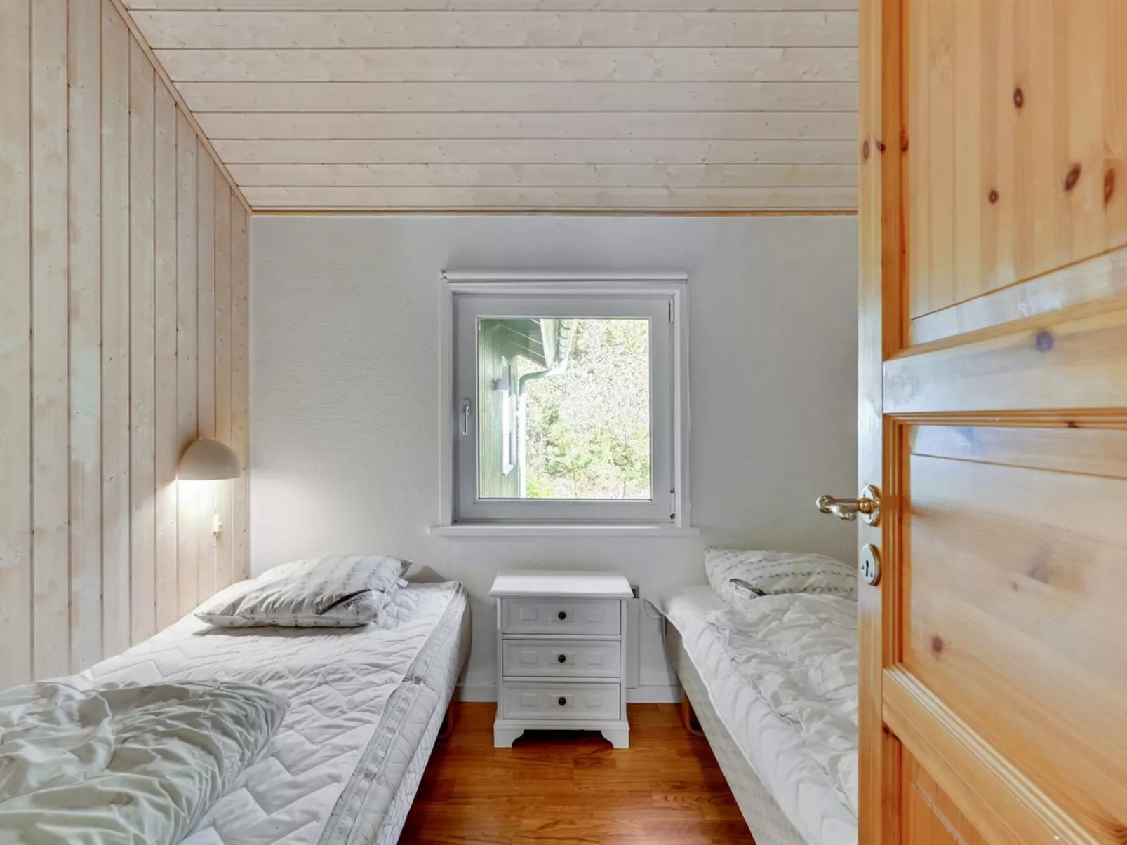 "Jul" - 900m from the sea-Dedans