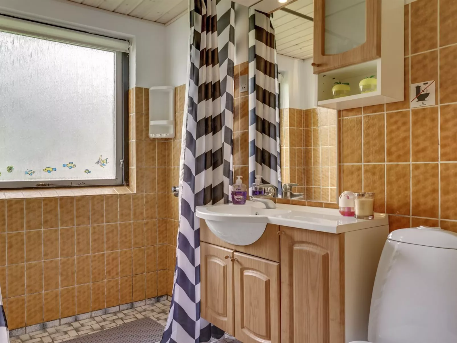 "Yak" - 350m from the sea-Drinnen