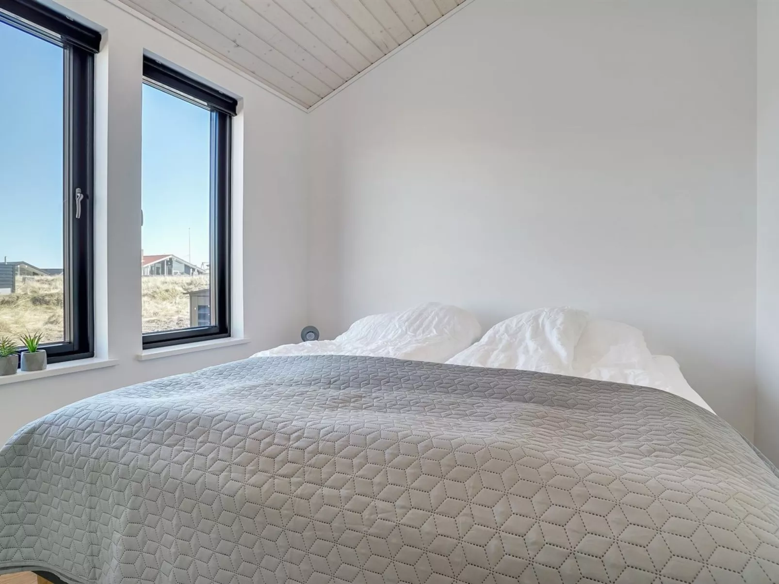 "Aiko" - 50m from the sea-Drinnen