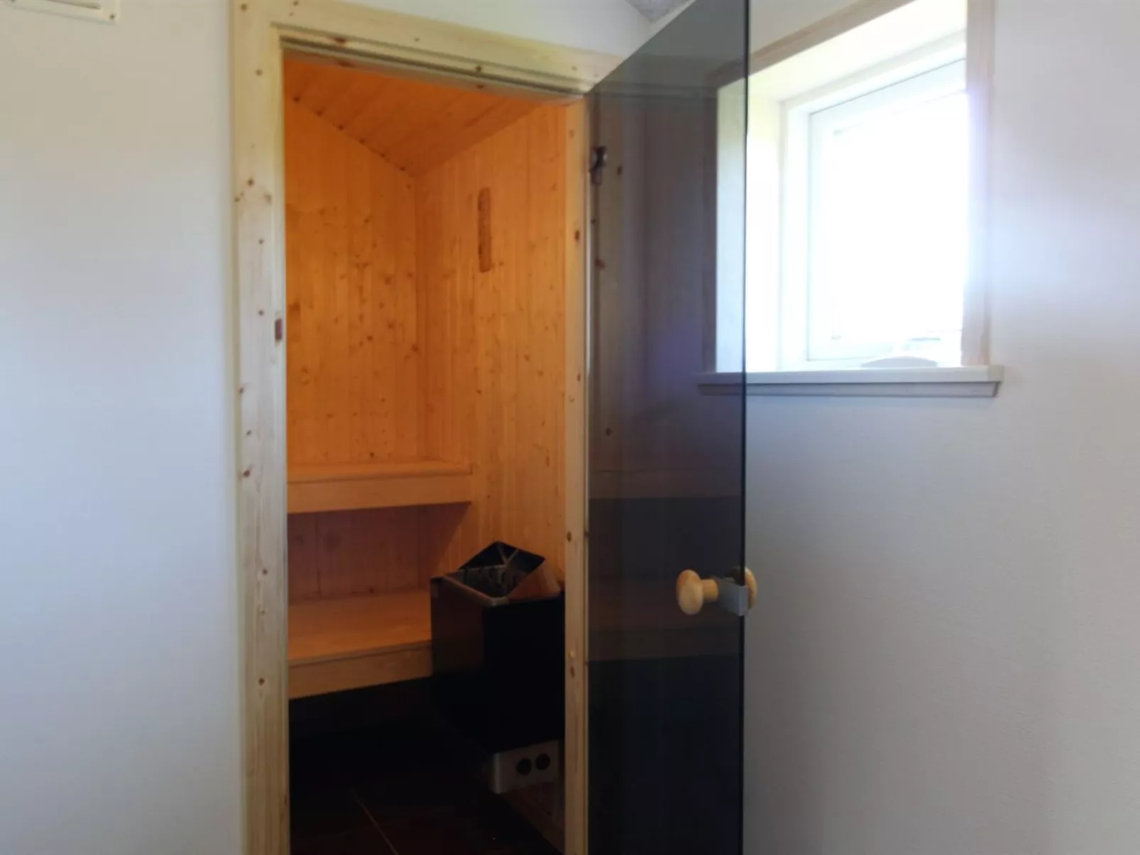 "Ethel" - 1.5km to the fjord-Drinnen