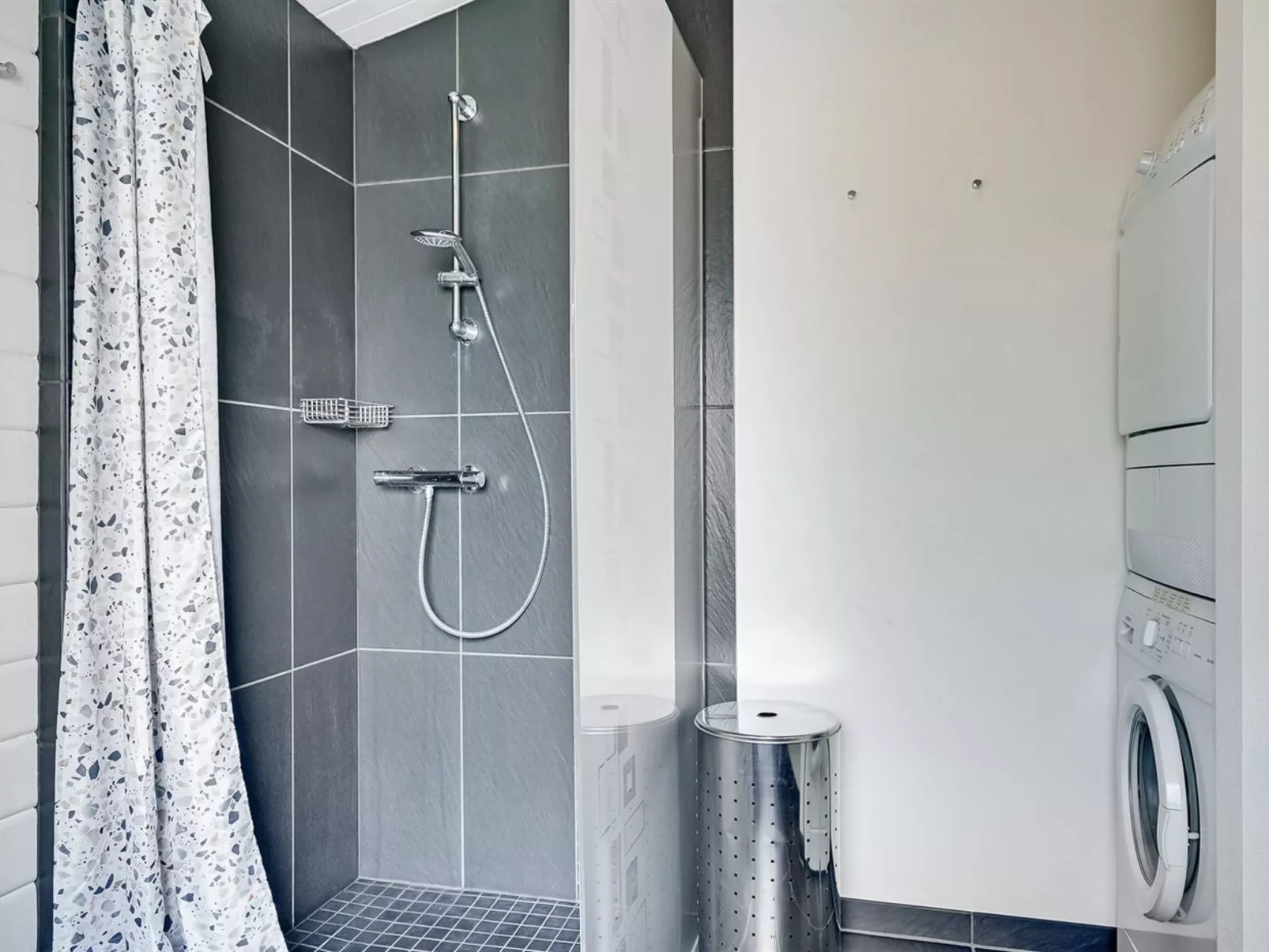 "Ølwir" - 400m to the fjord-Dedans