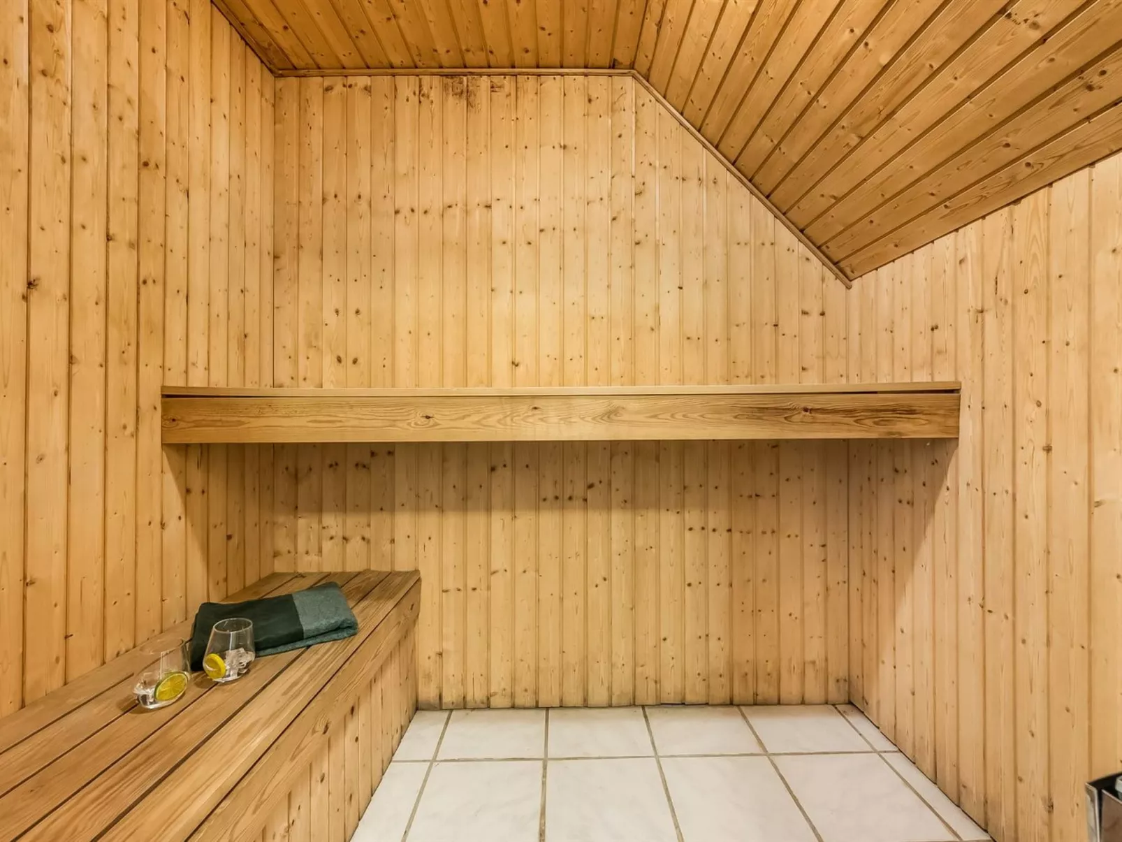 "Aane" - 1.8km from the sea-Inside