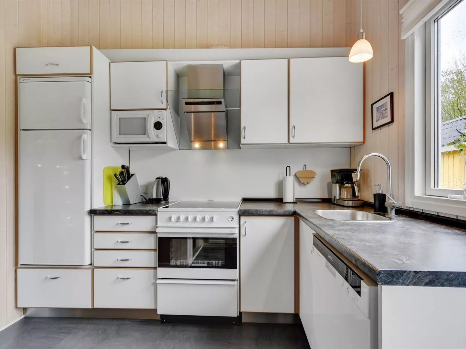 "Hwiting" - 200m from the sea-Inside