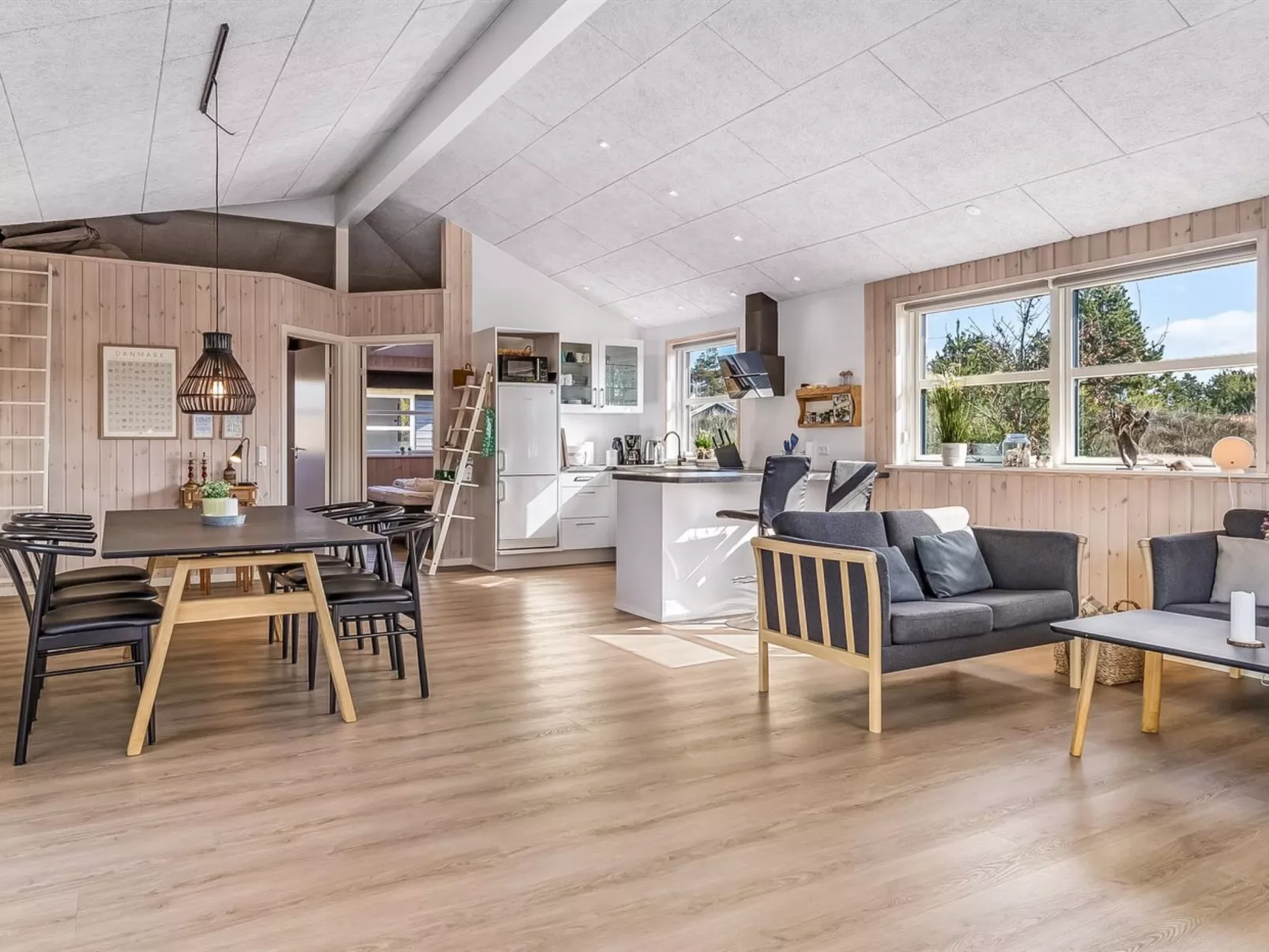 "Minke" - 2.2km from the sea-Inside