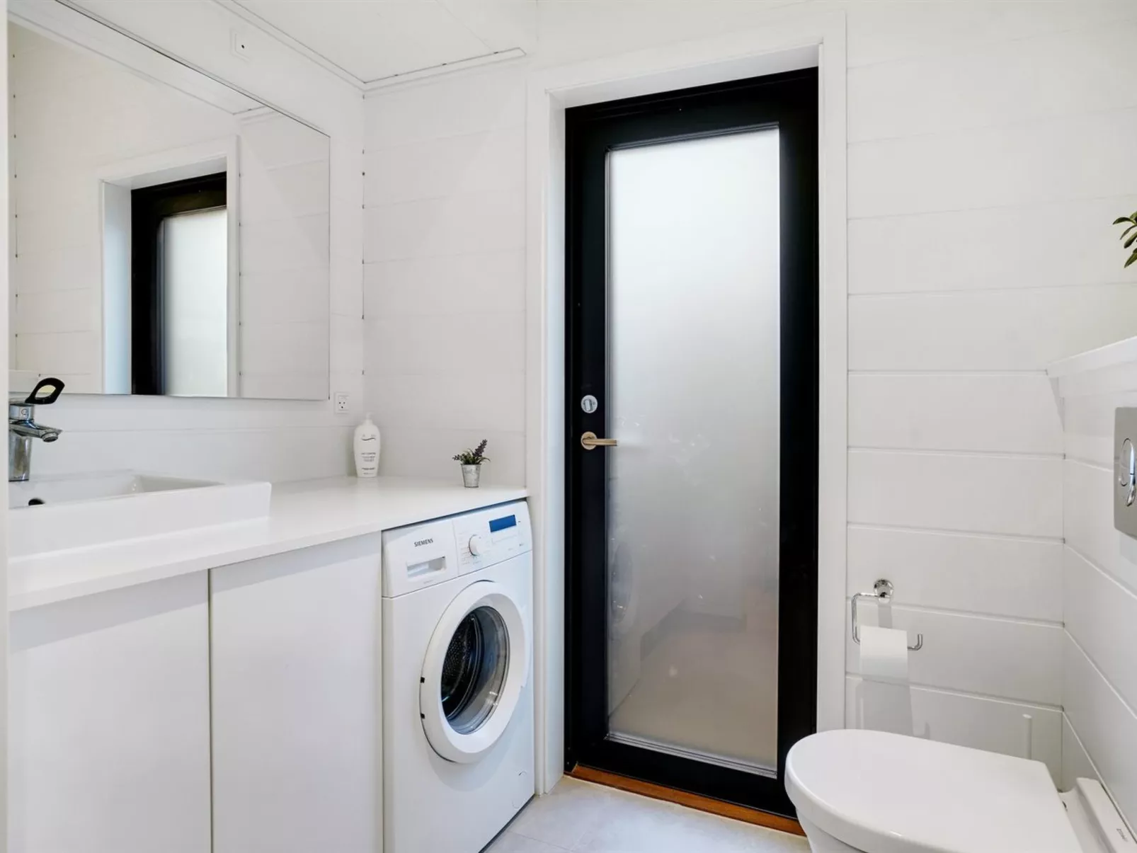 "Kjell" - 100m from the sea-Drinnen