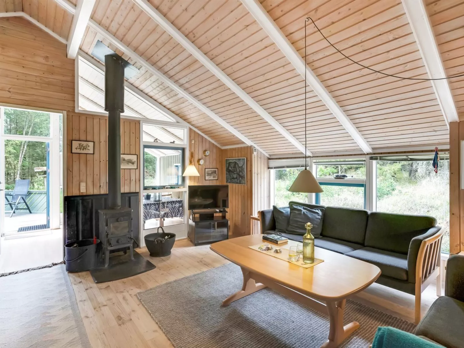 "Aamu" - 300m to the fjord-Inside