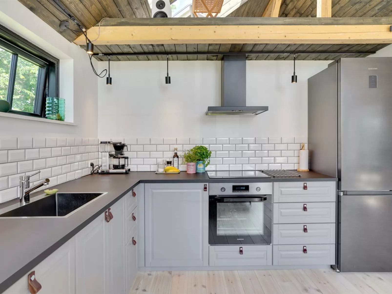 "Henrik" - 100m from the sea-Drinnen