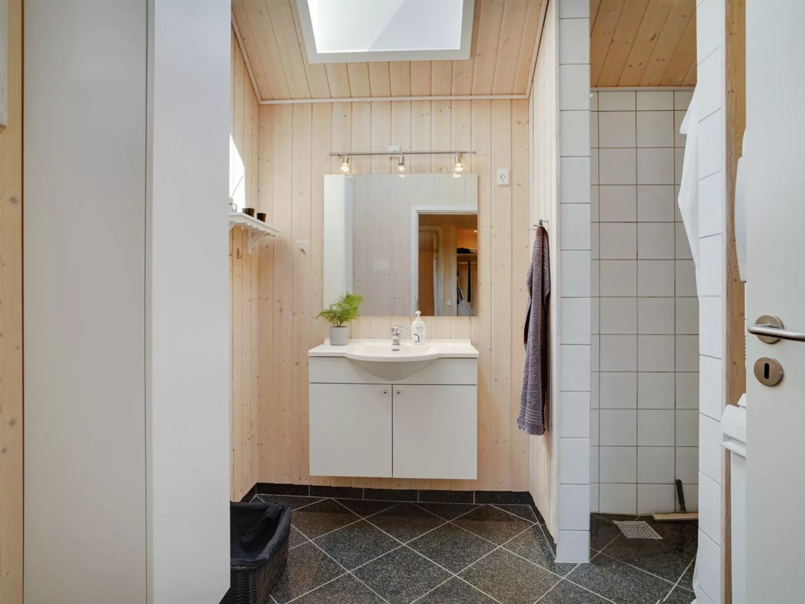 "Eireen" - 600m to the fjord-Inside