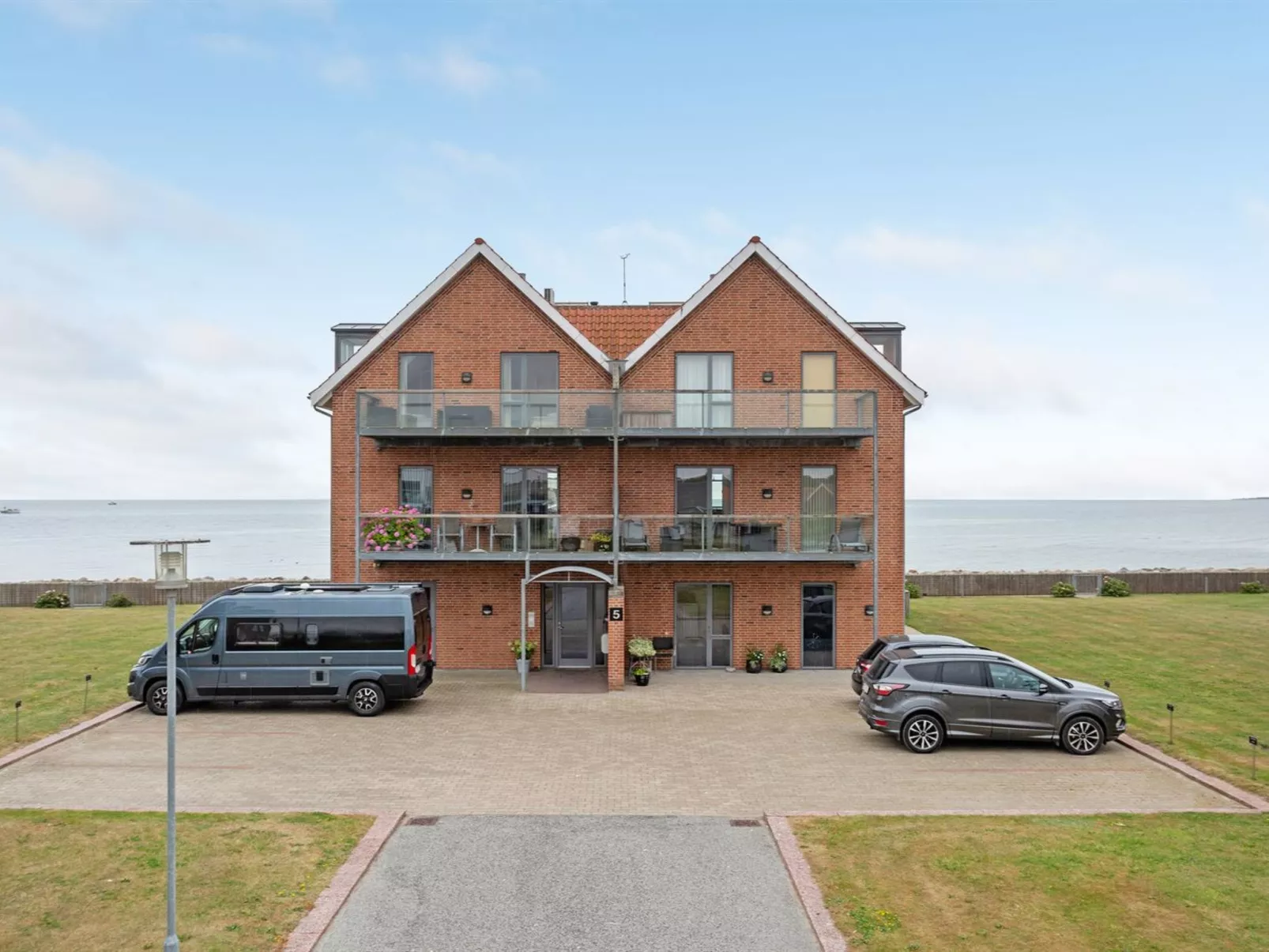 "Femme" - 15m from the sea-Draußen