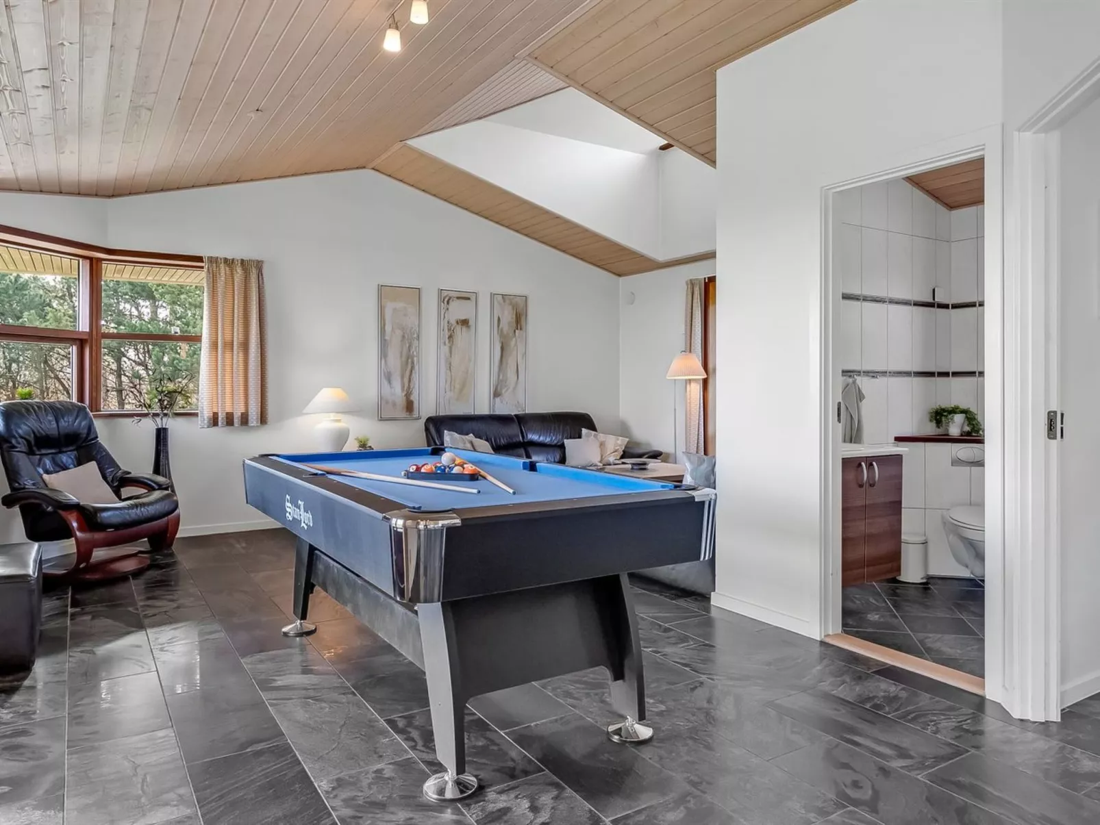 "Amundi" - 3.8km from the sea-Inside