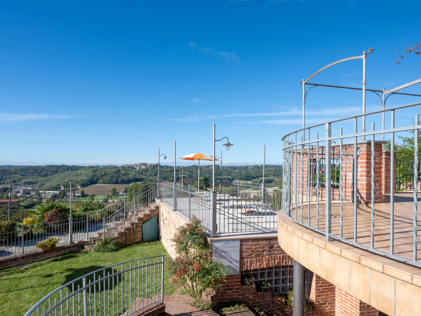 Le Rose d'Antan-Outside