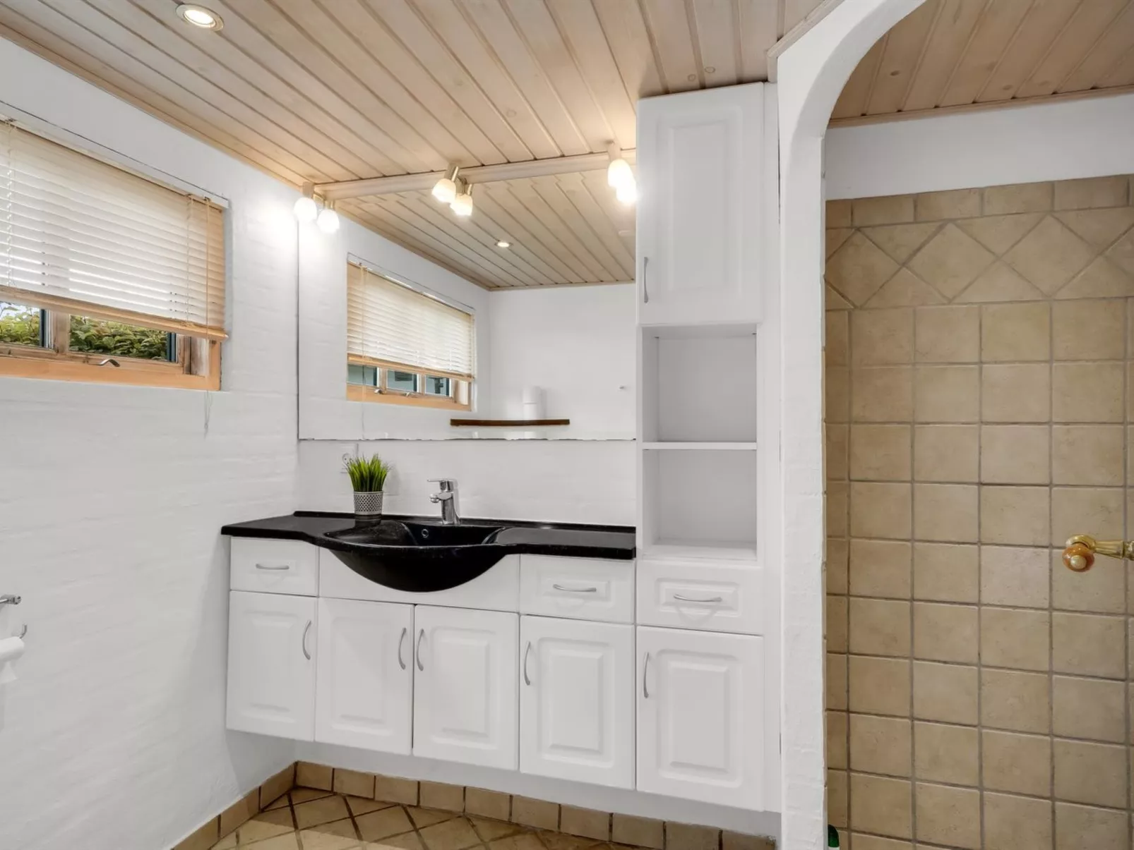 "Aliza" - 300m to the fjord-Inside