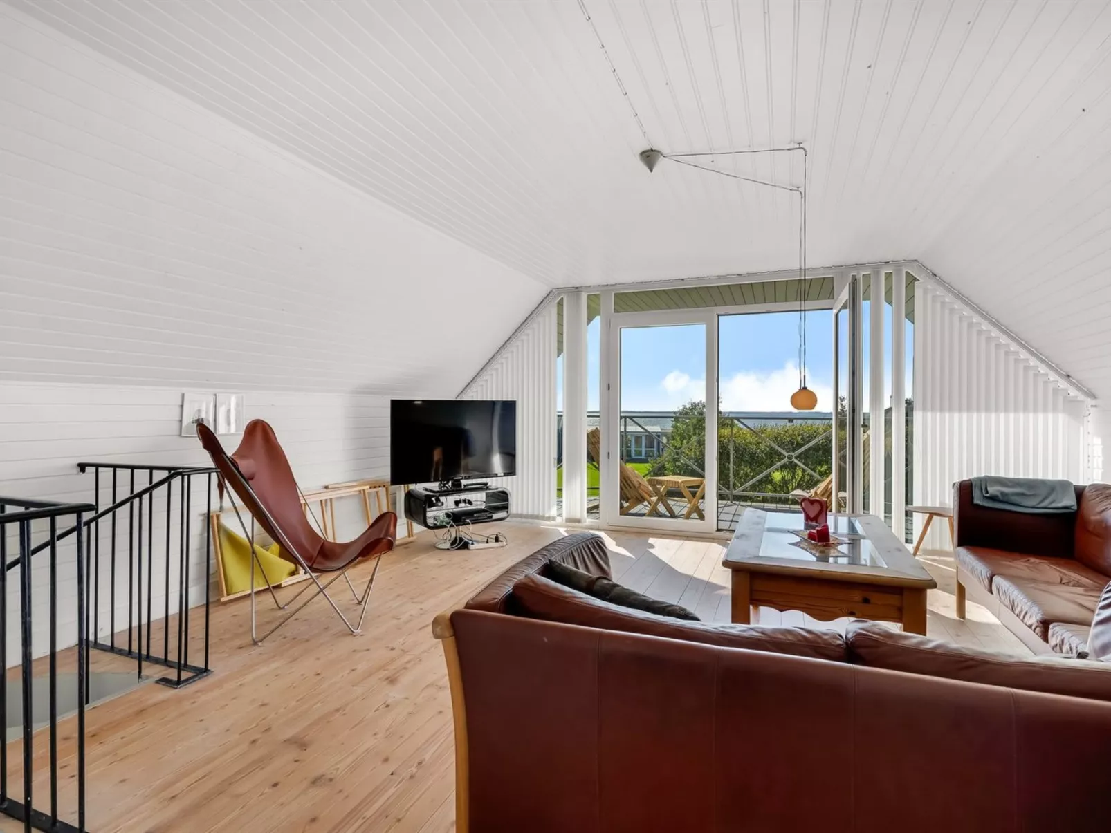 "Dunja" - 200m to the fjord-Drinnen