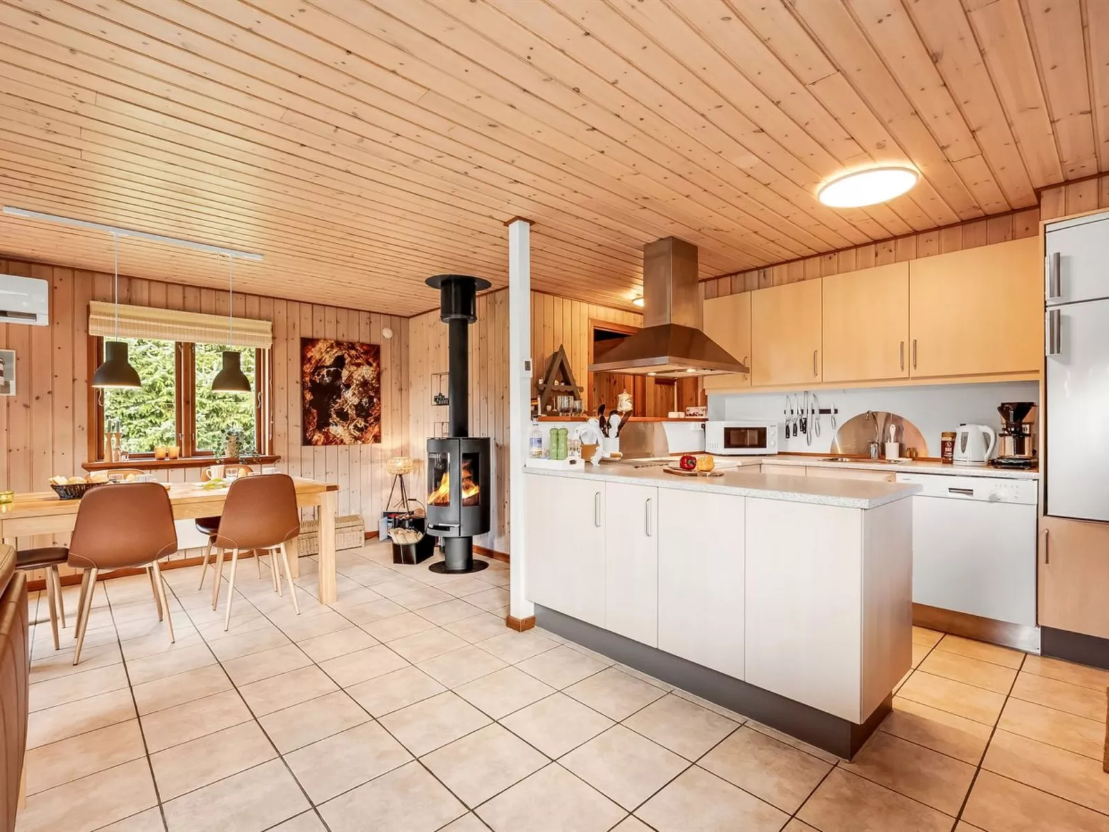 "Engeline" - 300m to the fjord-Drinnen