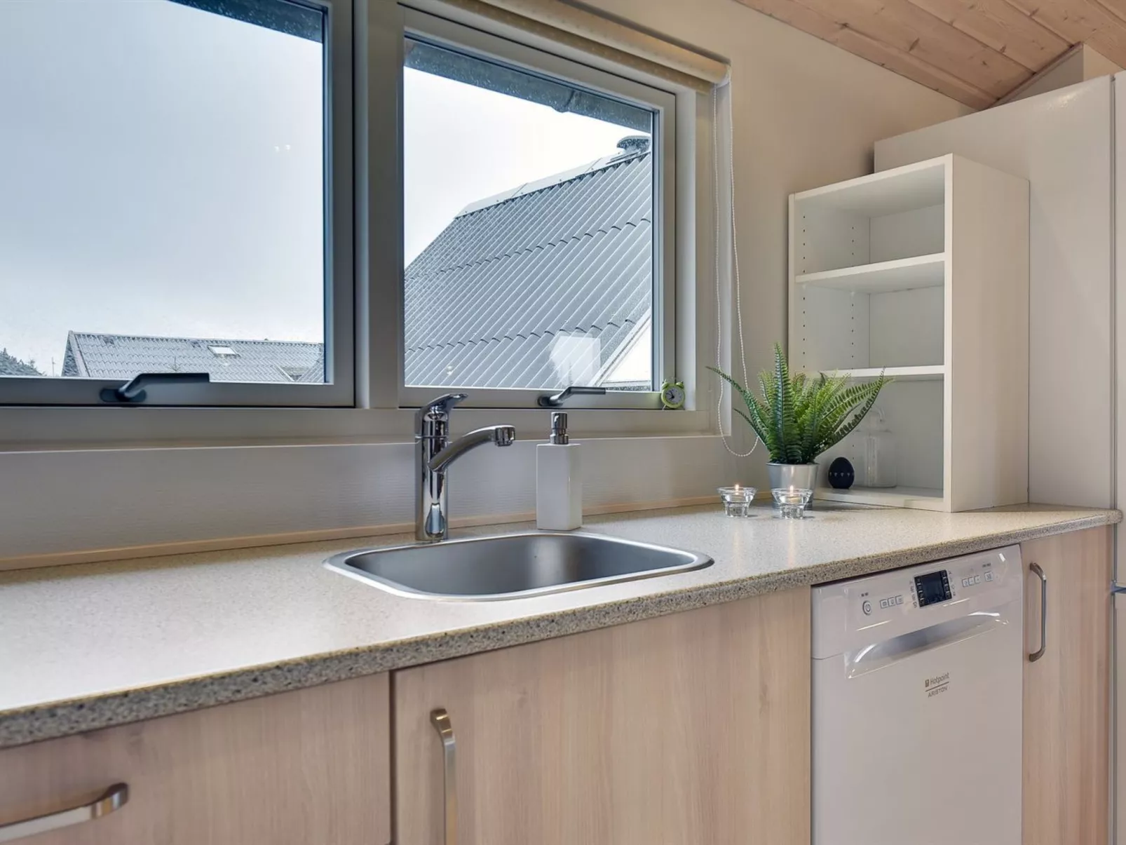 "Hinz" -  from the sea-Drinnen