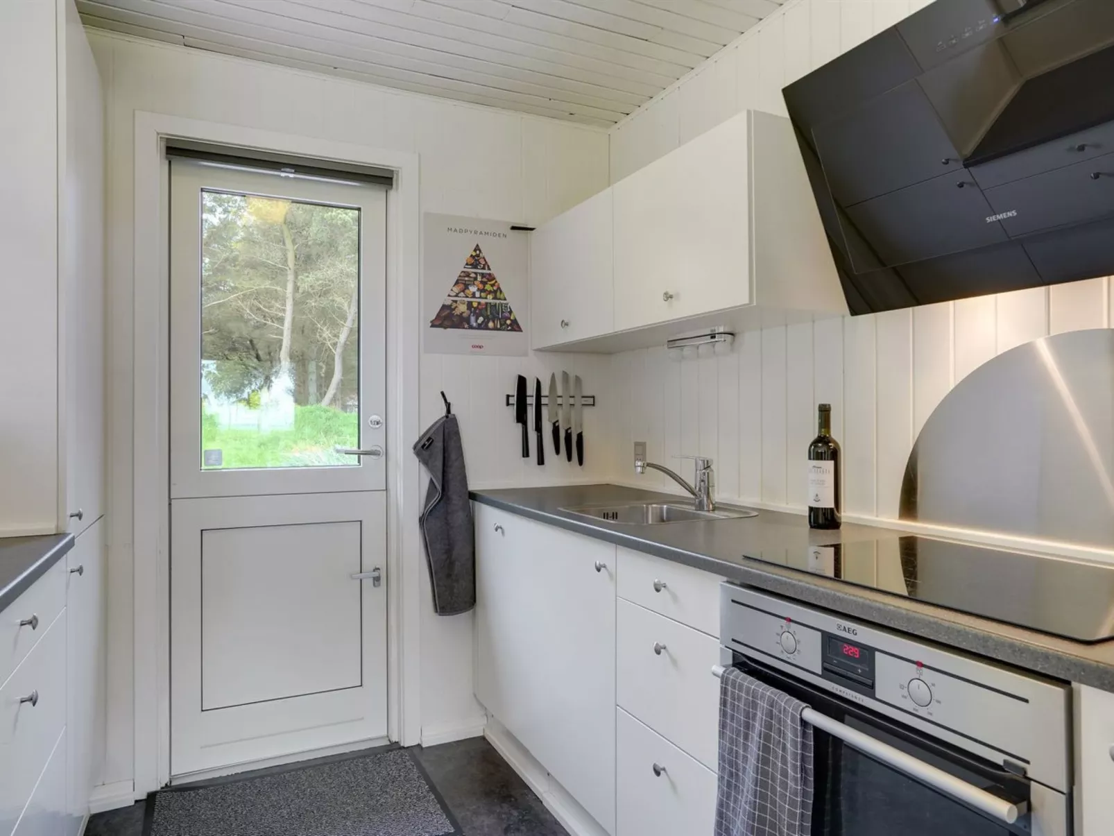 "Elny" - 500m to the fjord-Inside