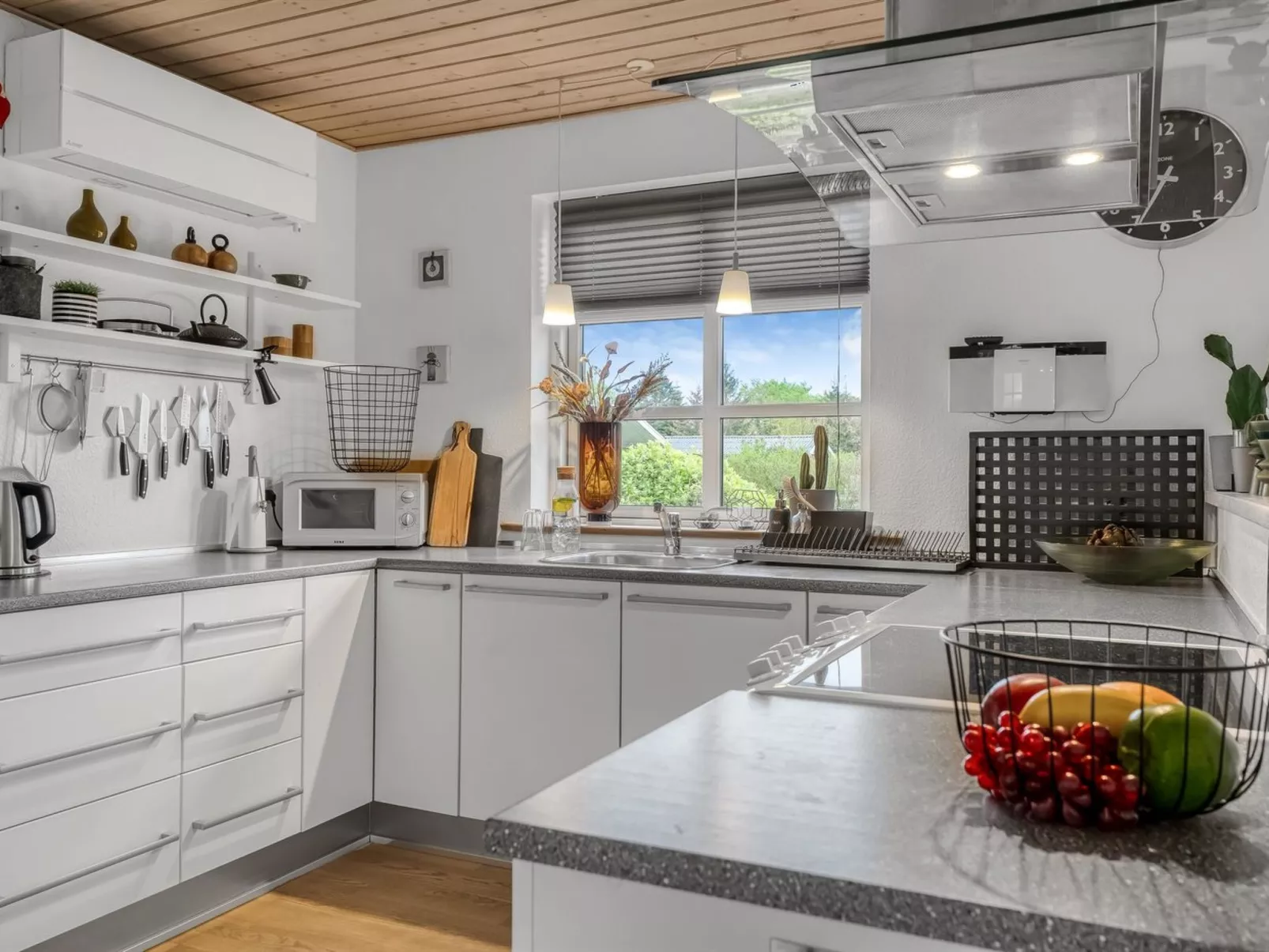 "Christina" - 300m to the fjord-Drinnen