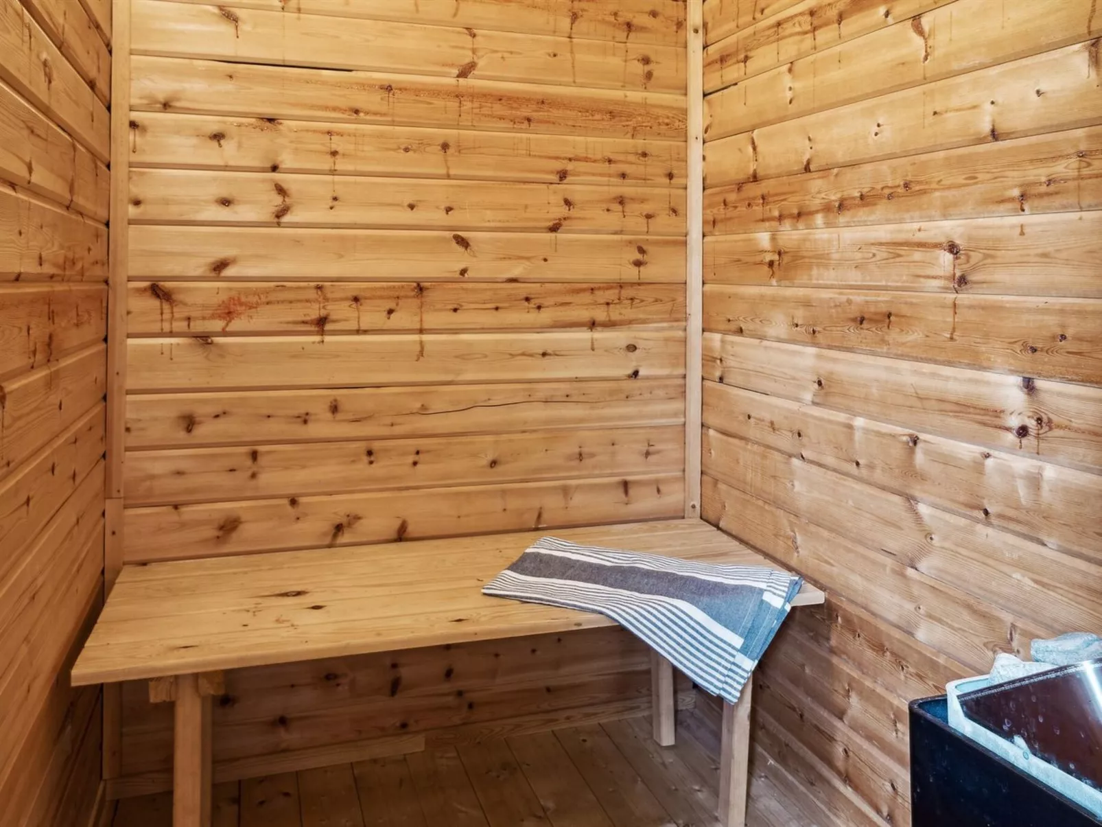 "Tuukka" - 150m from the sea-Drinnen